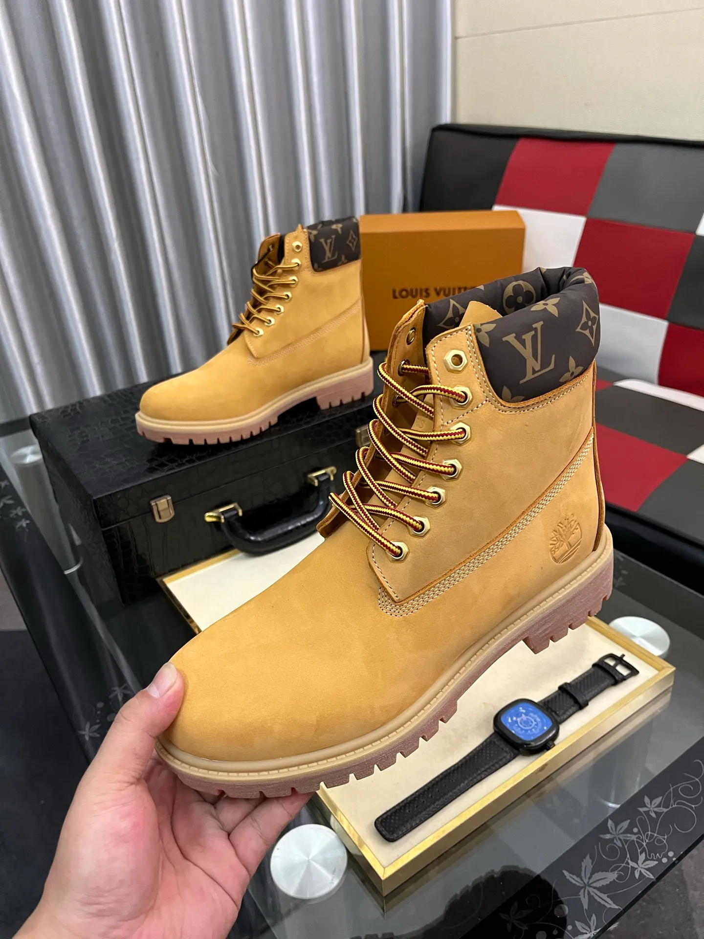 Ex-factory price: 458⌚️⌚️LV x Timberland Timberland joint model Presbyopia Embossed Rhubarb Boots Ankle Boots Short Boots LV x Timberland ankle boots are made of Monogram embossed waterproof nubuck cow leather, relying on the brand's exquisite craftsmanship to carefully reshape the classic Timberland 6-inch boot shape in Italy, with an eye-catching American workwear style. Created by Pharrell Williams 2025 autumn and winter menswear show. Monogram embossed tongue, original Timberland laces and outsole are exquisite details, and the leather label expresses the cooperation logo. Exquisite packaging at the delivery counter🛍📦 ▪️Material: Original customized imported first-layer cowhide ▪️Inner lining: Original customized leather lining/mesh lining ▪️Outsole: Original molded rubber material ▪️Sole thickness: 3.5CM ▪️Size: 38-44